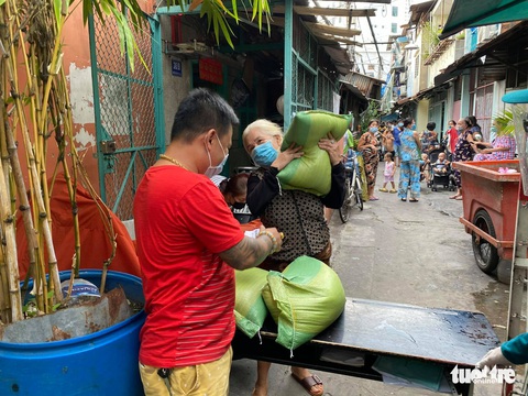 Chàng trai ngày ngày làm cơm gửi vào khu phong tỏa Mả Lạng - Ảnh 5. Chàng trai ngày ngày làm cơm gửi vào khu phong tỏa Mả Lạng - Ảnh 5.