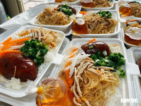 Chàng trai ngày ngày làm cơm gửi vào khu phong tỏa Mả Lạng - Ảnh 6. Chàng trai ngày ngày làm cơm gửi vào khu phong tỏa Mả Lạng - Ảnh 6.