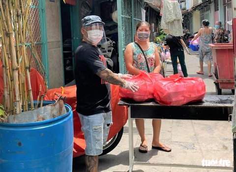 Chàng trai ngày ngày làm cơm gửi vào khu phong tỏa Mả Lạng - Ảnh 1. Chàng trai ngày ngày làm cơm gửi vào khu phong tỏa Mả Lạng - Ảnh 1.