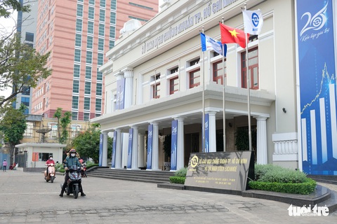 Sàn HoSE gánh bão đánh giá 1 sao, nhà đầu tư tố lãnh đạo trốn trách nhiệm - Ảnh 1. Sàn HoSE gánh bão đánh giá 1 sao, nhà đầu tư tố lãnh đạo trốn trách nhiệm - Ảnh 1.