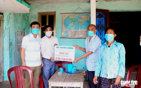 Cụ ông 97 tuổi mang 10 triệu đồng ủng hộ Quỹ Vắc xin phòng, chống COVID-19 - Ảnh 1. Cụ ông 97 tuổi mang 10 triệu đồng ủng hộ Quỹ Vắc xin phòng, chống COVID-19 - Ảnh 1.