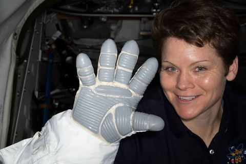 NASA công bố thiết kế bộ đồ vũ trụ mới của phi hành gia - Ảnh 2. NASA công bố thiết kế bộ đồ vũ trụ mới của phi hành gia - Ảnh 2.