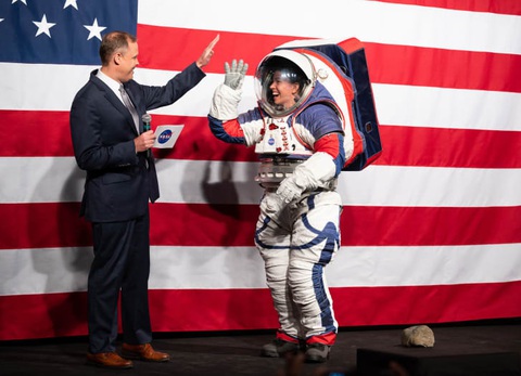 NASA công bố thiết kế bộ đồ vũ trụ mới của phi hành gia - Ảnh 1. NASA công bố thiết kế bộ đồ vũ trụ mới của phi hành gia - Ảnh 1.