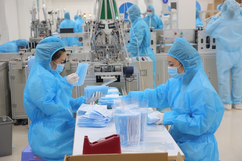 Việt Nam nổi lên là nhà cung cấp thiết bị bảo hộ cá nhân cho thế giới trong dịch COVID-19 - Ảnh 1. Việt Nam nổi lên là nhà cung cấp thiết bị bảo hộ cá nhân cho thế giới trong dịch COVID-19 - Ảnh 1.