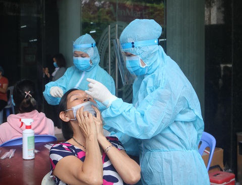 TP.HCM: Bệnh viện sẽ xét nghiệm COVID-19 cho những người sốt, ho, đau họng... - Ảnh 1. TP.HCM: Bệnh viện sẽ xét nghiệm COVID-19 cho những người sốt, ho, đau họng... - Ảnh 1.