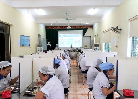 Kiến nghị ưu tiên tiêm vắc xin COVID-19 cho lao động ngành bán lẻ - Ảnh 4. Kiến nghị ưu tiên tiêm vắc xin COVID-19 cho lao động ngành bán lẻ - Ảnh 4.