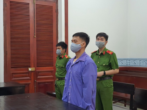 Đâm chết cha nuôi vì đi khách sạn với vợ, người đàn ông lãnh 18 năm tù - Ảnh 1. Đâm chết cha nuôi vì đi khách sạn với vợ, người đàn ông lãnh 18 năm tù - Ảnh 1.