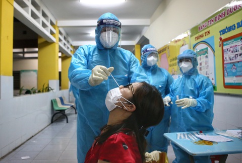 TP.HCM sau 9 ngày giãn cách: Tăng tốc xét nghiệm mới an tâm - Ảnh 1. TP.HCM sau 9 ngày giãn cách: Tăng tốc xét nghiệm mới an tâm - Ảnh 1.
