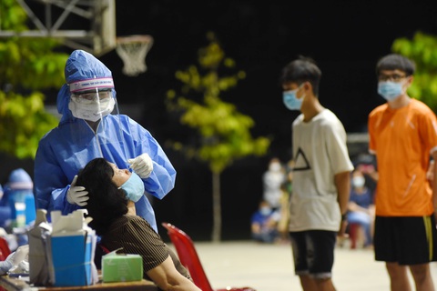TP.HCM sau 9 ngày giãn cách: Tăng tốc xét nghiệm mới an tâm - Ảnh 4. TP.HCM sau 9 ngày giãn cách: Tăng tốc xét nghiệm mới an tâm - Ảnh 4.