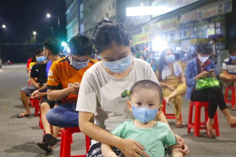 Xét nghiệm COVID-19 cho 4.000 người trong khu nhà ở xã hội lớn nhất Bình Dương - Ảnh 3. Xét nghiệm COVID-19 cho 4.000 người trong khu nhà ở xã hội lớn nhất Bình Dương - Ảnh 3.