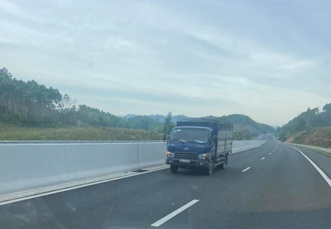 Tài xế lái ôtô đi ngược chiều trên cao tốc bị phạt 17 triệu đồng - Ảnh 1. Tài xế lái ôtô đi ngược chiều trên cao tốc bị phạt 17 triệu đồng - Ảnh 1.