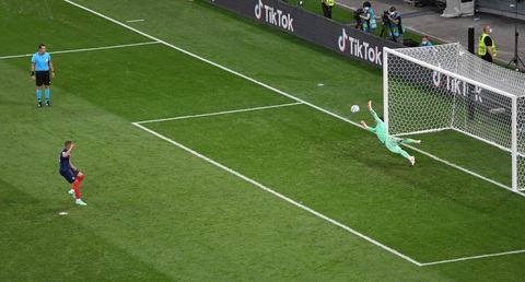 Hơn 250.000 người ký tên yêu cầu UEFA tổ chức đá lại Pháp - Thụy Sĩ - Ảnh 1. Hơn 250.000 người ký tên yêu cầu UEFA tổ chức đá lại Pháp - Thụy Sĩ - Ảnh 1.