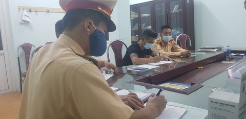 Tài xế lái ôtô đi ngược chiều trên cao tốc bị phạt 17 triệu đồng - Ảnh 2. Tài xế lái ôtô đi ngược chiều trên cao tốc bị phạt 17 triệu đồng - Ảnh 2.