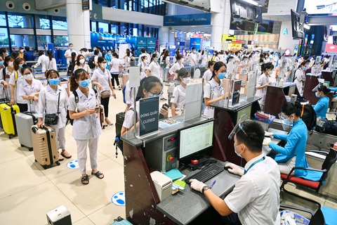 Hơn 300 giảng viên, sinh viên y Hải Dương bay vào TP.HCM chống dịch - Ảnh 2. Hơn 300 giảng viên, sinh viên y Hải Dương bay vào TP.HCM chống dịch - Ảnh 2.