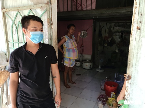 Dân trọ lay lắt mùa dịch bệnh, chủ nhà san sẻ khó khăn - Ảnh 3. Dân trọ lay lắt mùa dịch bệnh, chủ nhà san sẻ khó khăn - Ảnh 3.