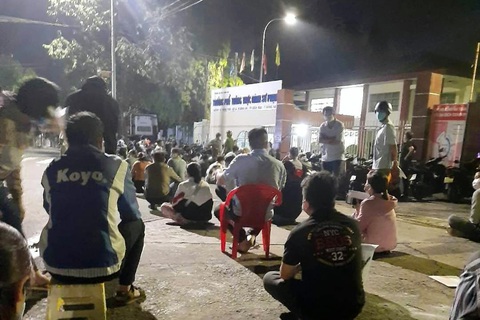 7h sáng trường phát hồ sơ lớp 1, hàng trăm phụ huynh xếp hàng chờ từ... 8h tối hôm trước - Ảnh 1. 7h sáng trường phát hồ sơ lớp 1, hàng trăm phụ huynh xếp hàng chờ từ... 8h tối hôm trước - Ảnh 1.