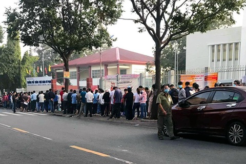 7h sáng trường phát hồ sơ lớp 1, hàng trăm phụ huynh xếp hàng chờ từ... 8h tối hôm trước - Ảnh 4. 7h sáng trường phát hồ sơ lớp 1, hàng trăm phụ huynh xếp hàng chờ từ... 8h tối hôm trước - Ảnh 4.