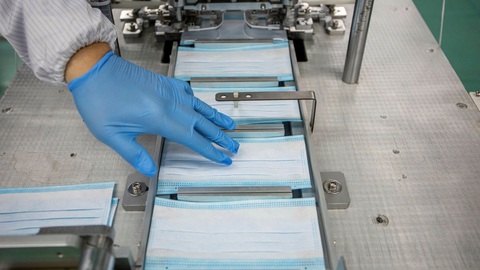 Khẩu trang Trung Quốc giá 1 xu bóp nghẹt nhà sản xuất Mỹ - Ảnh 1. Khẩu trang Trung Quốc giá 1 xu bóp nghẹt nhà sản xuất Mỹ - Ảnh 1.