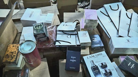 Nước hoa hàng hiệu Dior, Chanel, Gucci, Valentino... giá chỉ 40.000 đồng/chai - Ảnh 1. Nước hoa hàng hiệu Dior, Chanel, Gucci, Valentino... giá chỉ 40.000 đồng/chai - Ảnh 1.