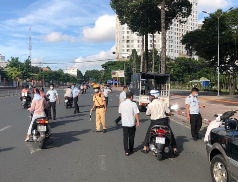 Vô cớ’ ra đường còn chửi bới, giật biên bản của lực lượng chức năng - Ảnh 1. Vô cớ’ ra đường còn chửi bới, giật biên bản của lực lượng chức năng - Ảnh 1.