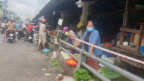 Cá, thịt dồi dào, người dân ngã ngửa khi giá rau, củ gần bằng giá thịt - Ảnh 1. Cá, thịt dồi dào, người dân ngã ngửa khi giá rau, củ gần bằng giá thịt - Ảnh 1.
