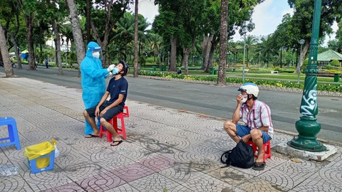 Vô cớ’ ra đường còn chửi bới, giật biên bản của lực lượng chức năng - Ảnh 4. Vô cớ’ ra đường còn chửi bới, giật biên bản của lực lượng chức năng - Ảnh 4.