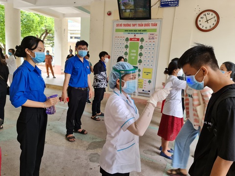 Thí sinh thi ở điểm thi Trần Quốc Tuấn, TP Quảng Ngãi âm tính với COVID-19 - Ảnh 1. Thí sinh thi ở điểm thi Trần Quốc Tuấn, TP Quảng Ngãi âm tính với COVID-19 - Ảnh 1.