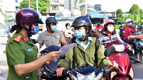 TP.HCM lấy mẫu xét nghiệm tận nhà để truy vết F0 - Ảnh 1. TP.HCM lấy mẫu xét nghiệm tận nhà để truy vết F0 - Ảnh 1.