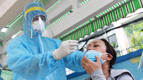 TP.HCM lấy mẫu xét nghiệm tận nhà để truy vết F0 - Ảnh 3. TP.HCM lấy mẫu xét nghiệm tận nhà để truy vết F0 - Ảnh 3.