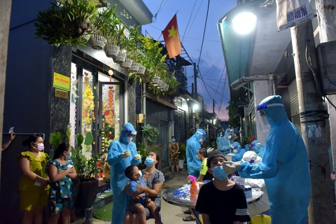 HỎI - ĐÁP về dịch COVID-19: Khu phong tỏa xét nghiệm ra sao? - Ảnh 1. HỎI - ĐÁP về dịch COVID-19: Khu phong tỏa xét nghiệm ra sao? - Ảnh 1.