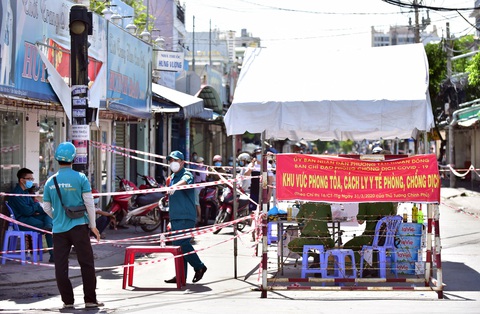 HỎI - ĐÁP về dịch COVID-19: Người dân trong khu phong tỏa có được nhận hàng? - Ảnh 1. HỎI - ĐÁP về dịch COVID-19: Người dân trong khu phong tỏa có được nhận hàng? - Ảnh 1.