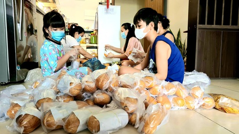 Hoa hậu Hoàn vũ nhí thế giới Bella Vũ và bạn bè với kho quà khủng gửi bà con nghèo - Ảnh 2. Hoa hậu Hoàn vũ nhí thế giới Bella Vũ và bạn bè với kho quà khủng gửi bà con nghèo - Ảnh 2.