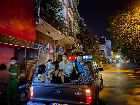 Đột kích, phát hiện hàng chục dân chơi tụ tập ở quán karaoke không phép - Ảnh 1. Đột kích, phát hiện hàng chục dân chơi tụ tập ở quán karaoke không phép - Ảnh 1.