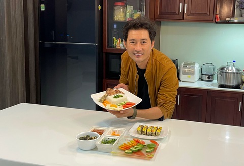 Khôi Trần làm cơm tấm Sài Gòn: Bí quyết có cả sữa tươi, sữa đặc và nước cam - Ảnh 1. Khôi Trần làm cơm tấm Sài Gòn: Bí quyết có cả sữa tươi, sữa đặc và nước cam - Ảnh 1.