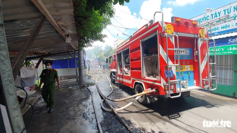 Cháy lớn quán bánh canh, người tụ tập xem bị phường nhắc nhở - Ảnh 3. Cháy lớn quán bánh canh, người tụ tập xem bị phường nhắc nhở - Ảnh 3.