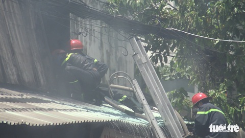 Cháy lớn quán bánh canh, người tụ tập xem bị phường nhắc nhở - Ảnh 4. Cháy lớn quán bánh canh, người tụ tập xem bị phường nhắc nhở - Ảnh 4.