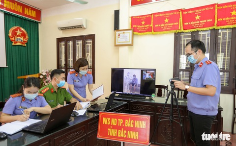 Bị can mắc COVID-19, viện kiểm sát hỏi cung trực tuyến - Ảnh 1. Bị can mắc COVID-19, viện kiểm sát hỏi cung trực tuyến - Ảnh 1.