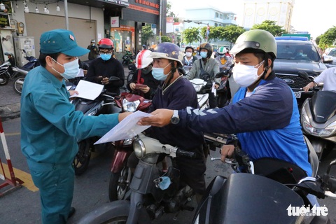 Ngày thứ hai TP.HCM giãn cách, chốt liên quận kiểm soát chặt ra vào - Ảnh 3. Ngày thứ hai TP.HCM giãn cách, chốt liên quận kiểm soát chặt ra vào - Ảnh 3.