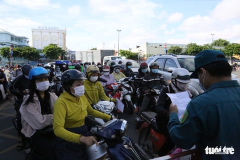 Ngày thứ hai TP.HCM giãn cách, chốt liên quận kiểm soát chặt ra vào - Ảnh 4. Ngày thứ hai TP.HCM giãn cách, chốt liên quận kiểm soát chặt ra vào - Ảnh 4.
