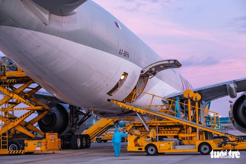 2 triệu liều vắc xin Mỹ tặng đã về đến Việt Nam - Ảnh 5. 2 triệu liều vắc xin Mỹ tặng đã về đến Việt Nam - Ảnh 5.