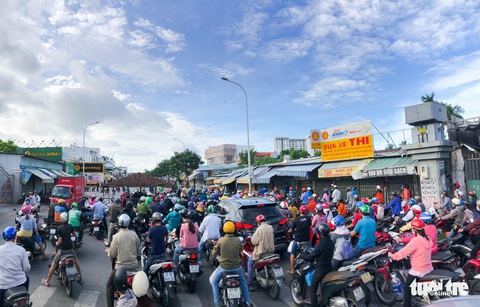 Ngày thứ hai TP.HCM giãn cách, chốt liên quận kiểm soát chặt ra vào - Ảnh 2. Ngày thứ hai TP.HCM giãn cách, chốt liên quận kiểm soát chặt ra vào - Ảnh 2.