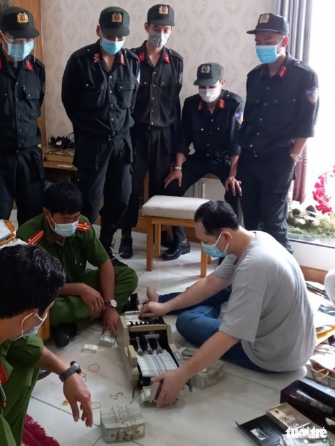 Khám xét 16 địa điểm liên quan bà trùm Mười Tường, thu giữ hơn 36kg vàng, 1,27 triệu USD - Ảnh 2. Khám xét 16 địa điểm liên quan bà trùm Mười Tường, thu giữ hơn 36kg vàng, 1,27 triệu USD - Ảnh 2.