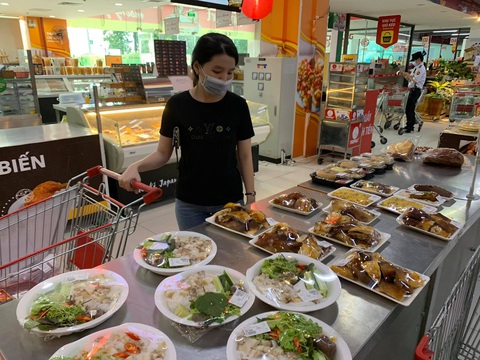 TP.HCM yêu cầu siêu thị, cửa hàng tiện lợi tăng hàng chế biến sẵn sau khi cấm bán thức ăn mang về - Ảnh 1. TP.HCM yêu cầu siêu thị, cửa hàng tiện lợi tăng hàng chế biến sẵn sau khi cấm bán thức ăn mang về - Ảnh 1.
