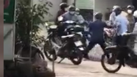 Người vi phạm chỉ thị 16 xô xát với tổ công tác phường - Ảnh 2. Người vi phạm chỉ thị 16 xô xát với tổ công tác phường - Ảnh 2.