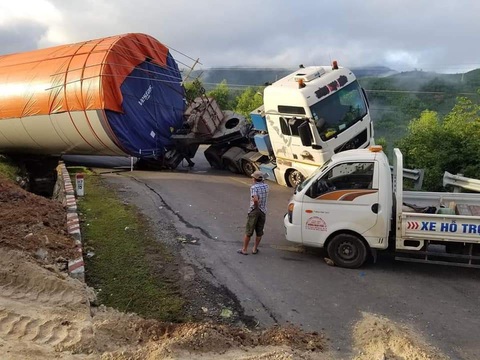 Xe siêu trường chở thiết bị điện gió lật giữa đèo Phượng Hoàng - Ảnh 1. Xe siêu trường chở thiết bị điện gió lật giữa đèo Phượng Hoàng - Ảnh 1.