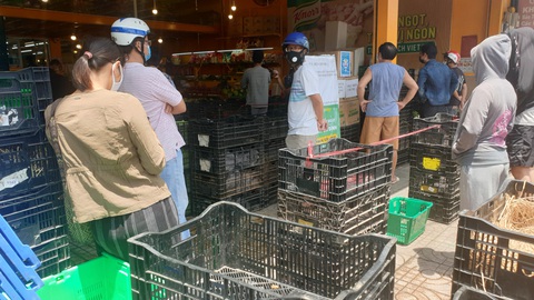 Đội nắng 30 phút xếp hàng, nhiều người được siêu thị phát phiếu hẹn đến 22h - Ảnh 4. Đội nắng 30 phút xếp hàng, nhiều người được siêu thị phát phiếu hẹn đến 22h - Ảnh 4.