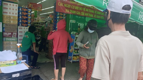 Đội nắng 30 phút xếp hàng, nhiều người được siêu thị phát phiếu hẹn đến 22h - Ảnh 3. Đội nắng 30 phút xếp hàng, nhiều người được siêu thị phát phiếu hẹn đến 22h - Ảnh 3.