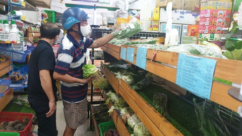 Đội nắng 30 phút xếp hàng, nhiều người được siêu thị phát phiếu hẹn đến 22h - Ảnh 8. Đội nắng 30 phút xếp hàng, nhiều người được siêu thị phát phiếu hẹn đến 22h - Ảnh 8.
