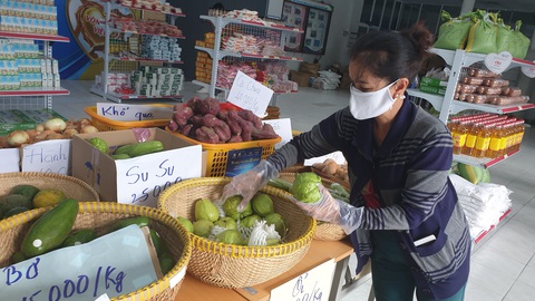 Hàng chục nghìn người dân TP.HCM được mua sắm miễn phí ở siêu thị 0 đồng - Ảnh 2. Hàng chục nghìn người dân TP.HCM được mua sắm miễn phí ở siêu thị 0 đồng - Ảnh 2.