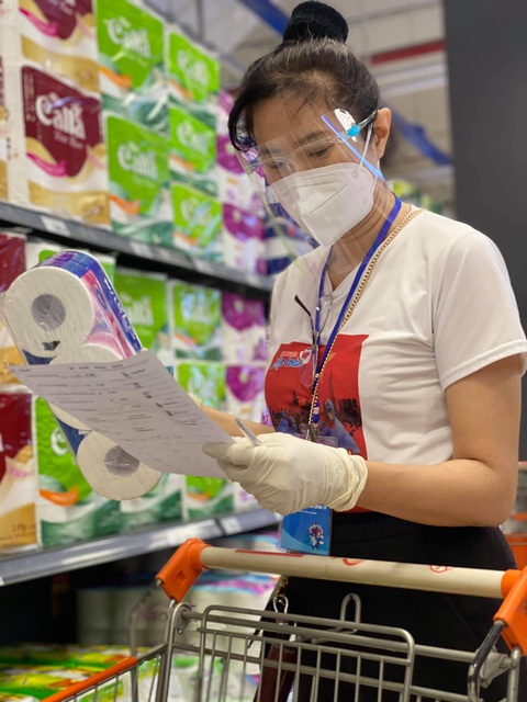 HHen Niê, Đại Nghĩa, Quỳnh Hoa... đi siêu thị giúp người dân - Ảnh 3. HHen Niê, Đại Nghĩa, Quỳnh Hoa... đi siêu thị giúp người dân - Ảnh 3.